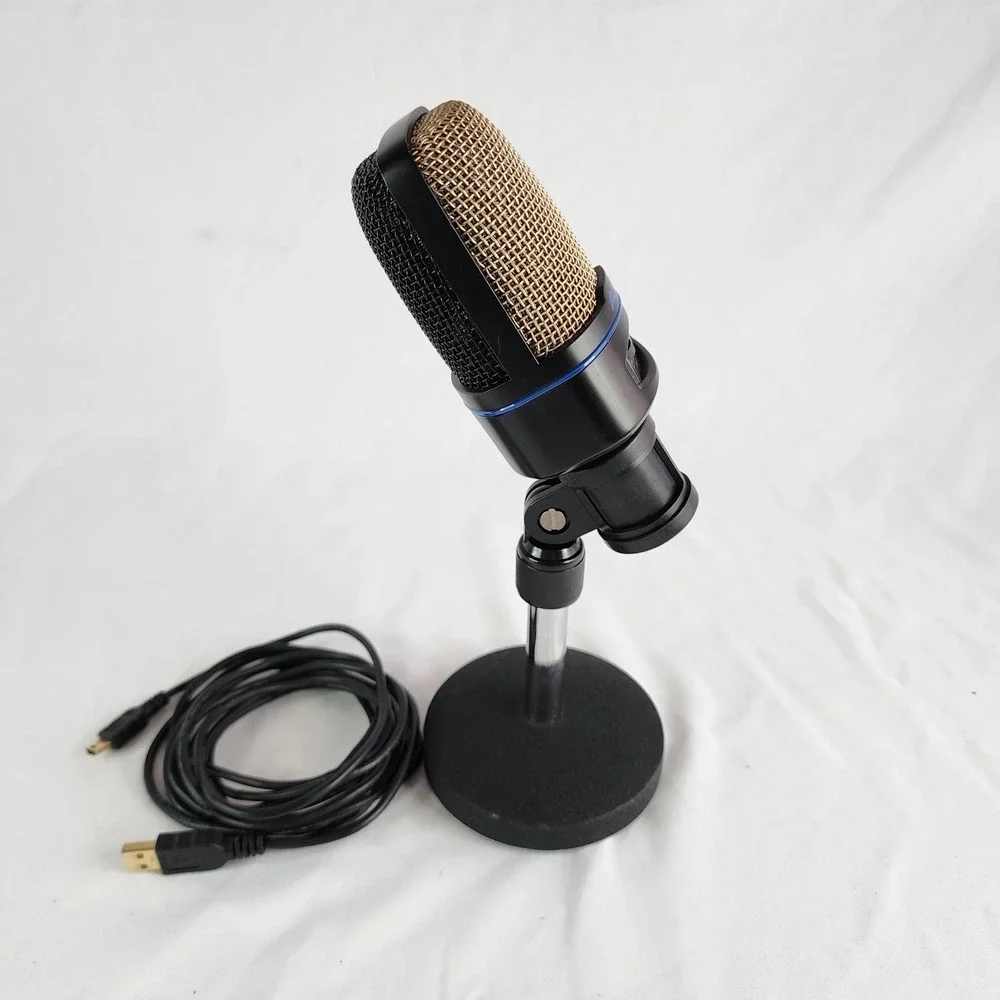 Alesis AM01 Podcast Microphone and USB cable.